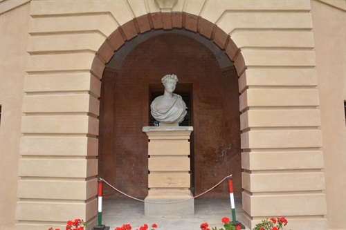 Il castello Cavour  particolare dell ingresso.